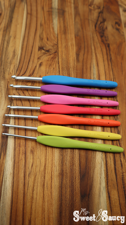 multi colored small hook sizes with rubber handels